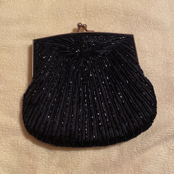 Shell Shaped Beaded Clutch - Picture 2 of 9